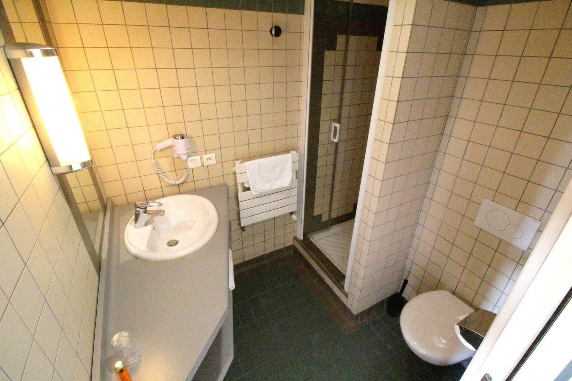 Hotel De La Gare Брест Екстер'єр фото